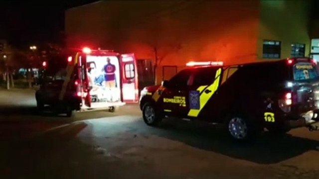 Mulher que teria sido agredida é socorrida pelo Siate no Bairro São Cristóvão