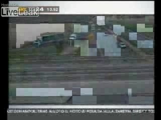 Accident de camion et voiture sur l'autoroute n Italie