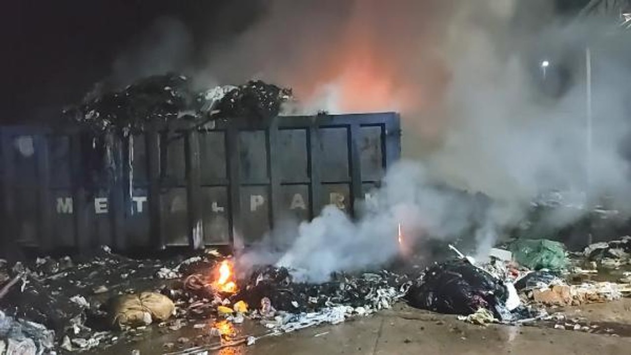 Bursa'da, geri dönüşüm tesisi atık toplama alanında yangın