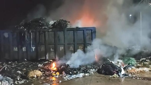 Bursa'da, geri dönüşüm tesisi atık toplama alanında yangın