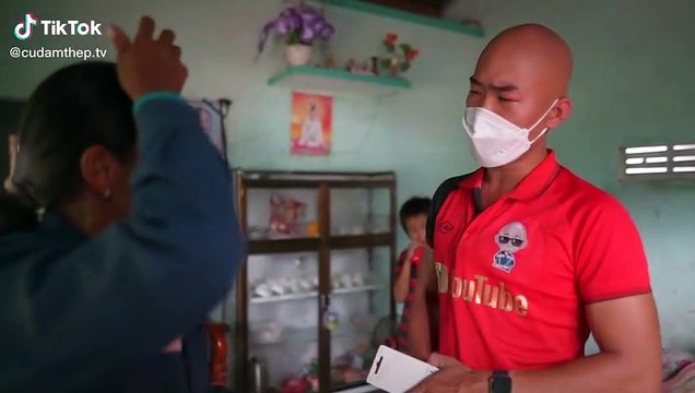 Người phụ nữ không có phiếu khi xin gạo được tặng thêm 10 triệu