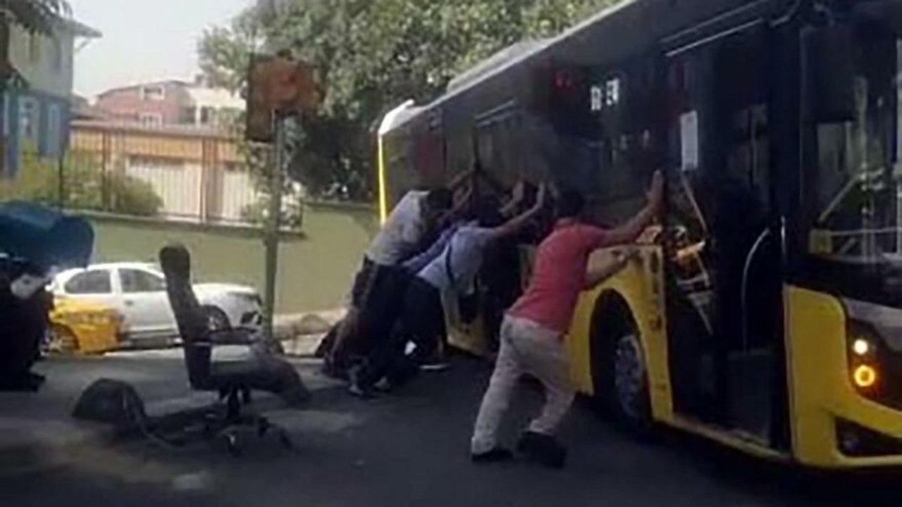 İETT Otobüsü yolda asılı kaldı, vatandaşlar kurtarmak için seferber oldu