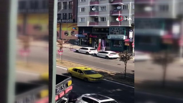 Husumetli iki grup arasındaki flamalı kavga kameralara yansıdı