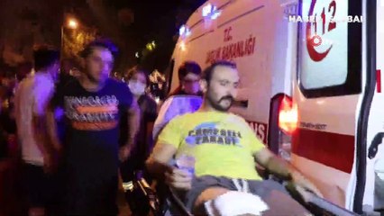 Akıllara durgunluk veren kaza! 8 araç hasar gördü, 3 kişi bıçaklandı