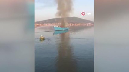 Son dakika haberleri: İtfaiyeciler, tekneyi söndürmek için kıyafetleri ile denize girdi