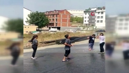 Patlayan su borusu metrelerce yükseğe fışkırdı, çocuklar suyun altında dakikalarca oyun oynadı