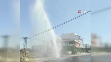 Patlayan su borusu metrelerce yükseğe fışkırdı, çocuklar suyun altında dakikalarca oyun oynadı