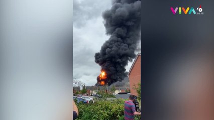 Langit Berubah Hitam, Asap Kebakaran Zat Kimia Berbahaya