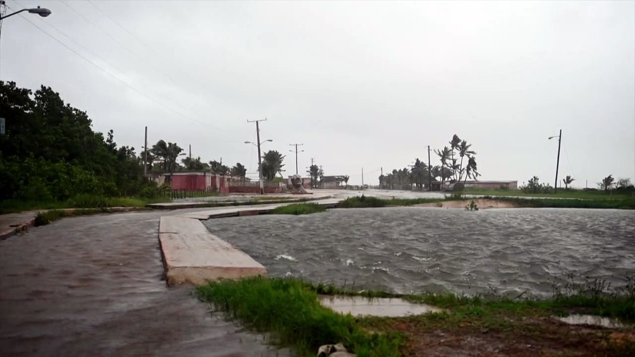 Vents violents, pluie et inondations alors que l'ouragan Ida touche terre à Cuba