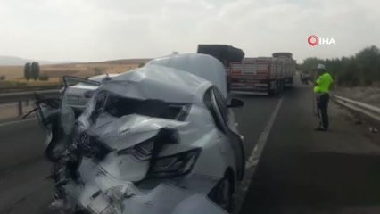 Çekici emniyet şeridindeki otomobile çarptı: 3 yaralı