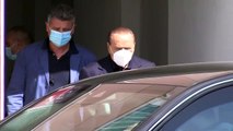 Milano, Berlusconi esce a piedi dal San Raffaele assieme alla compagna Marta Fascina