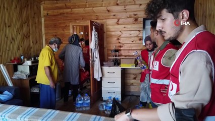 Kızılay gönüllüleri ev ve iş yerlerinin temizlenmesine yardımcı oluyor