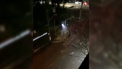 Internauta flagra momento após colisão de Vectra em poste no Centro