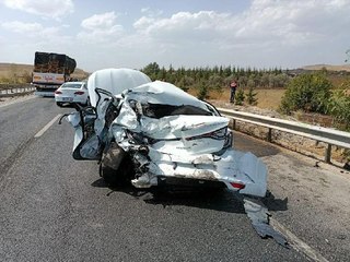 TIR, YOL KENARINDA PARK HALİNDEKİ OTOMOBİLE ÇARPTI 3 YARALI