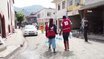 Kızılay gönüllüleri ev ve iş yerlerinin temizlenmesine yardımcı oluyor