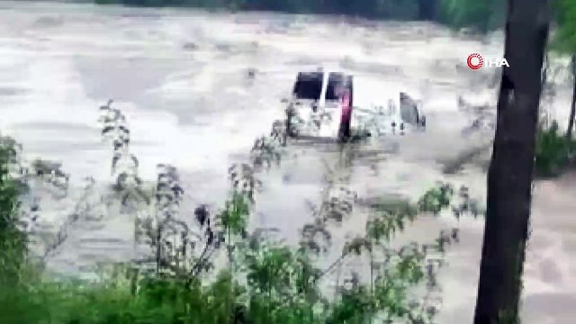 Aracının sele kapıldığını gören kadın gözyaşlarına boğuldu...Sele kapılan araç cep telefonu kamerasında