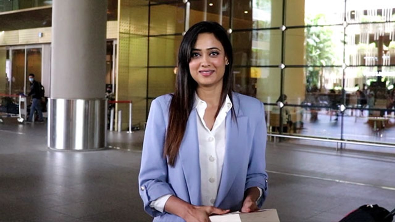 Shweta Tiwari spotted at Airport watchout her cool Look | FilmiBeat