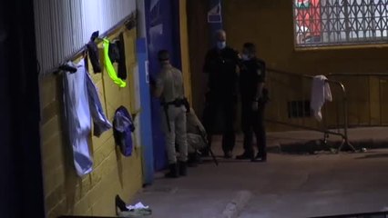 Decenas de migrantes se amotinan en las naves del Tarajal por temor a ser deportados