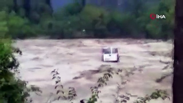 Aracının sele kapıldığını gören kadın, gözyaşlarına boğuldu