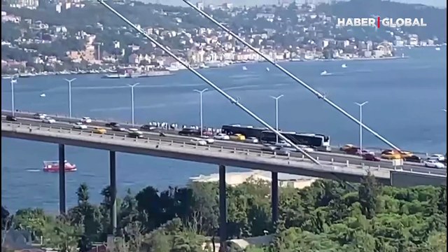 15 Temmuz Şehitler Köprüsü'nde metrobüs arızası nedeniyle yolcular araçtan indirildi
