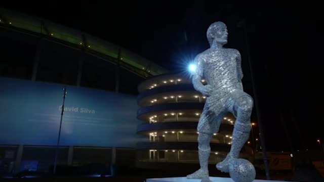 Man City - Les statues de Kompany et David Silva dévoilées