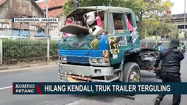 Truk Trailer Terguling Sampai Kepala Truk Lepas dari Rangkaiannya