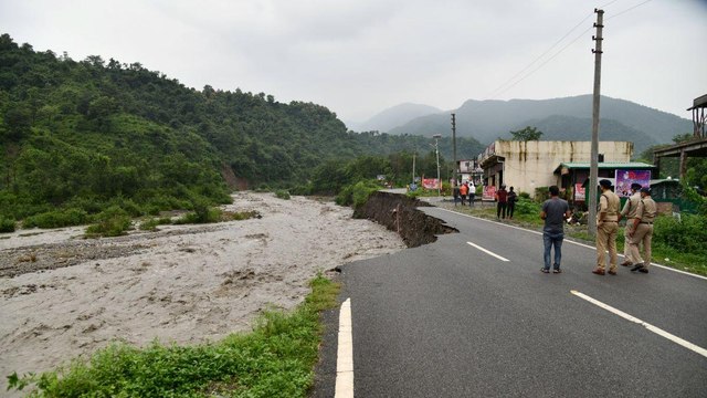 Cloud burst in Pithoragarh, NH-94 washed away in Tehri