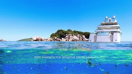 يخت فاخر بحوض سباحة لا متناهي وسينما بالهواء الطلق