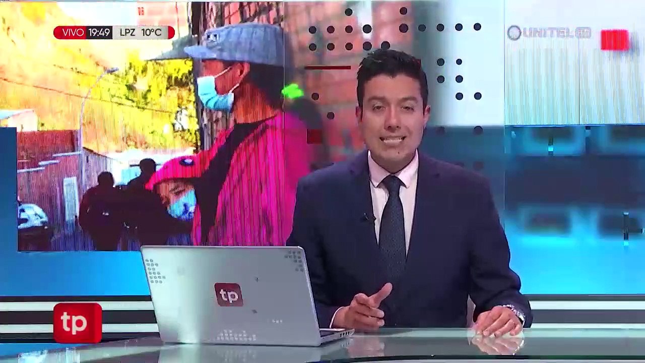 Migrante venezolano trabaja ayudando con el tráfico vehicular en la zona de Miraflores de La Paz