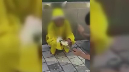 "담배 사달라"며 꽃으로 할머니 때린 10대 입건 / YTN