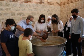 "Aşçı Yahya Baba"nın mutfağında pişirilen aşure vatandaşlara ikram edildi