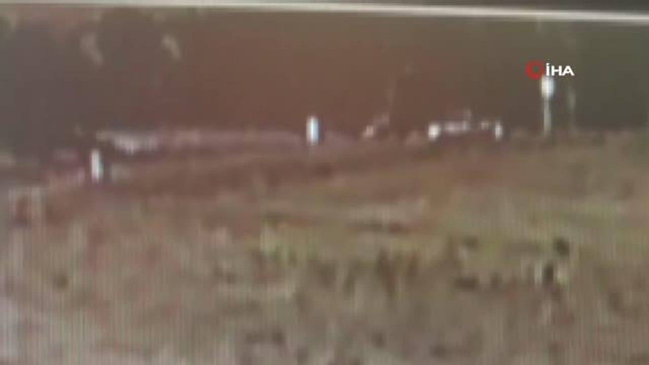 Hatalı sollama yapan otomobil karşı şeritteki otomobile böyle çarptı