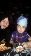 الطفل المعجزة يخطف الأنظار على مواقع التواصل لتقليده للفنانين