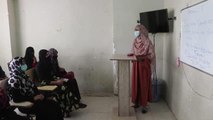Taliban'ın yönetimi ele geçirmesinin ardından Afgan kızlar İngilizce kursuna devam ediyor