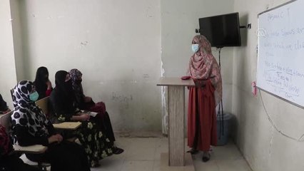 Taliban'ın yönetimi ele geçirmesinin ardından Afgan kızlar İngilizce kursuna devam ediyor