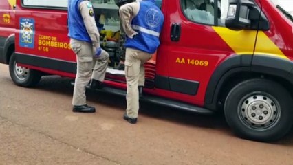 Após colisão com caminhonete, carro é jogado contra poste no Bairro Claudete