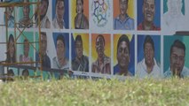 Los rostros de 50 desaparecidos son pintados en la playa mexicana de Acapulco