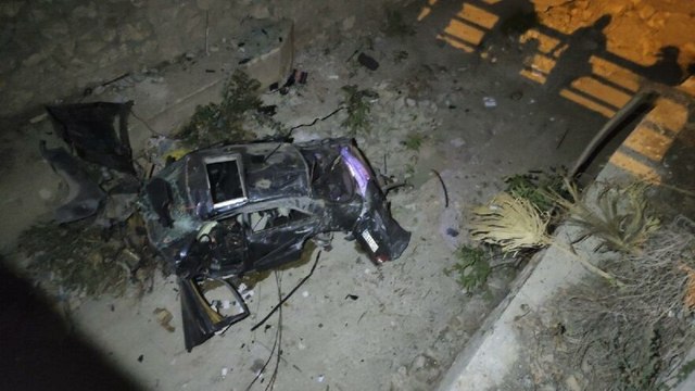 Ağaçları deviren otomobil ikiye bölündü