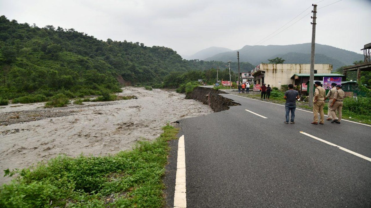 Disaster On Mountains: Houses collapsing, clouds bursting