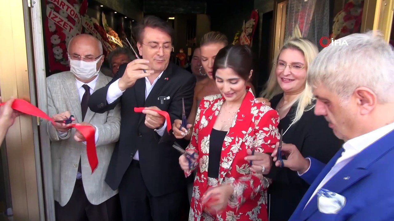 - Mobilya mağazasının açılışında mankenler boy gösterdi, açılışı ise Ivana Sert yaptı