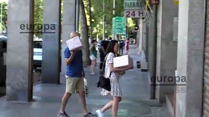 Amigos de Shaila Durcal llegan a su casa con bolsas y cajas para celebrar su 42 cumpleaños