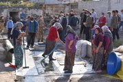 Kars Valisi Türker Öksüz selden etkilenen köyde incelemelerde bulundu