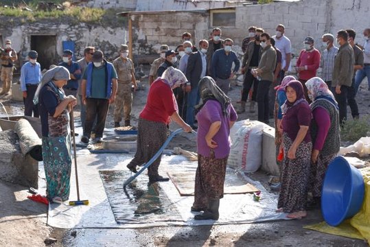Kars Valisi Türker Öksüz selden etkilenen köyde incelemelerde bulundu
