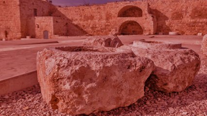 حفل غنائي راقص داخل ساحة مسجد قلعة مراد في قرية أرطاس جنوب بيت لحم