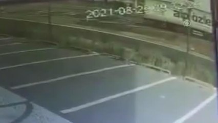 Kırmızı ışıkta bekleyen tıra çarpan otomobilin sürücüsü ağır yaralandı