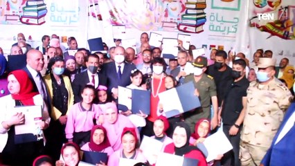 وزيرة الثقافة ومحافظ أسيوط يتفقدان معرض إنتاج الورش الفنية بفعاليات الحفل الثقافي لـ "حياة كريمة"