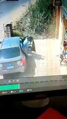 شخصان يخطفان طفلا ويسحلان والدته أثناء دفاعها عنه في المحلة