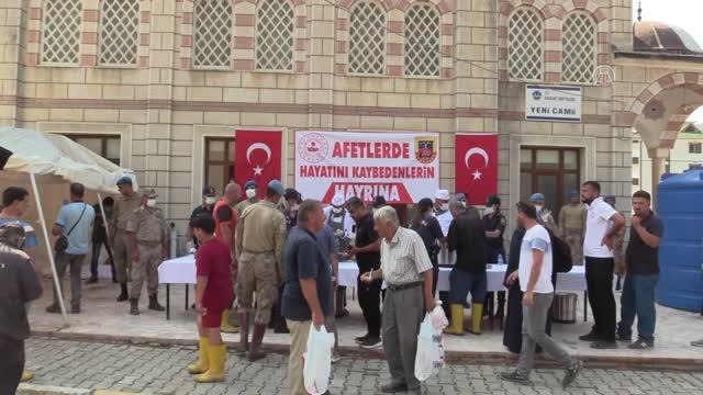 KASTAMONU - Bozkurt'ta jandarma selde hayatını kaybedenler için helva dağıttı