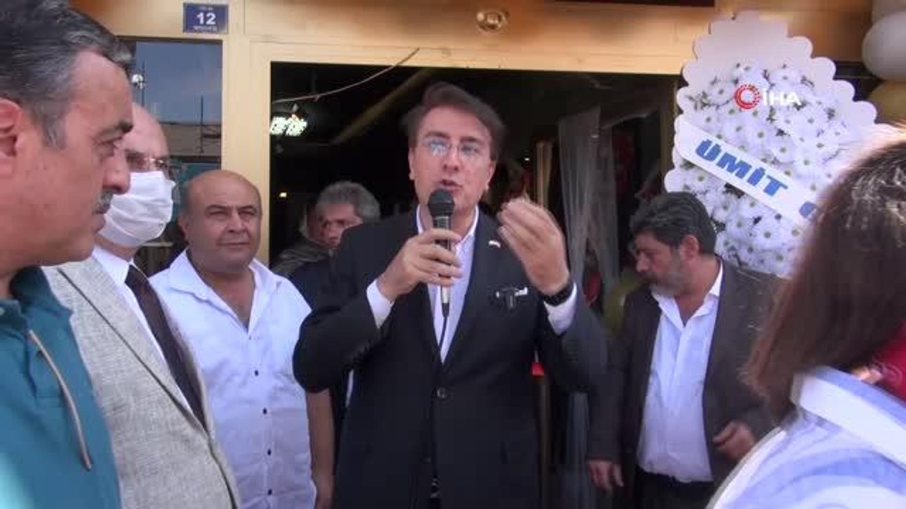 Mobilya mağazasının açılışında mankenler boy gösterdi, açılışı ise Ivana Sert yaptı