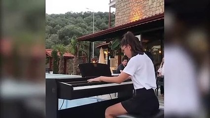 Tamer Karadağlı’nın kızı Zeyno tatilde şov yaptı